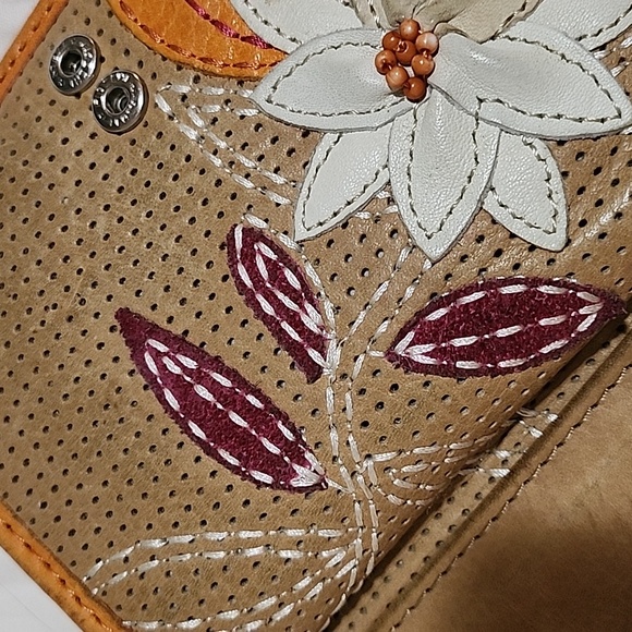 womans Fossil bi-fold wallet - Picture 4 of 8